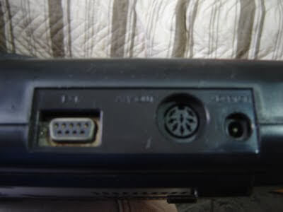 
  
    Traseira do Mega Drive modelo asiático. O conector DIN é o do meio!
  
